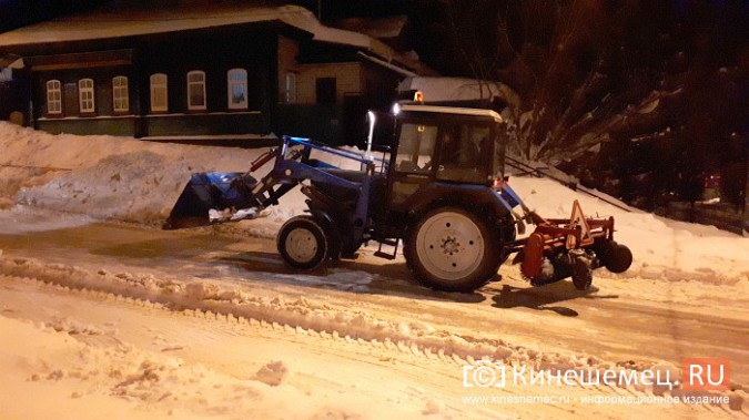 Коммунальщики Кинешмы вышли на ночную уборку города от снега фото 8