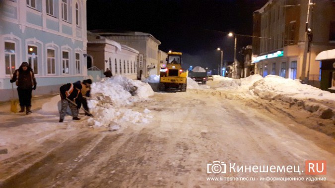 Коммунальщики Кинешмы вышли на ночную уборку города от снега фото 6