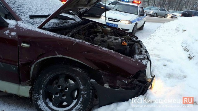 В Кинешме на оживленном перекрестке автоледи на «Audi» врезалась в «Chevrolet» фото 3
