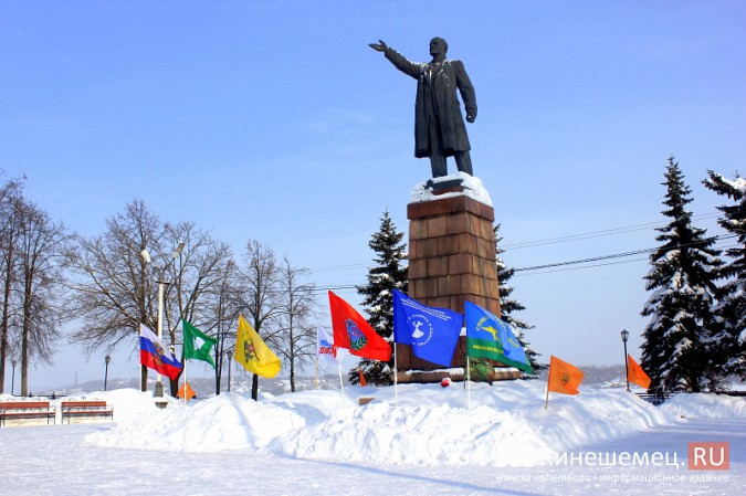 У памятника «Ильичу» в Кинешме стреляли из лазерного оружия фото 5