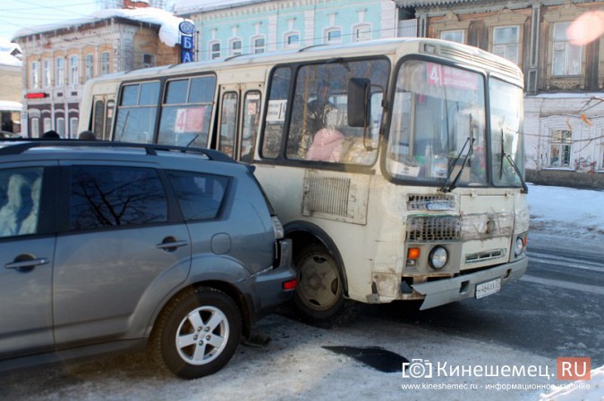 Массовое ДТП парализовало движение в центре Кинешмы фото 4