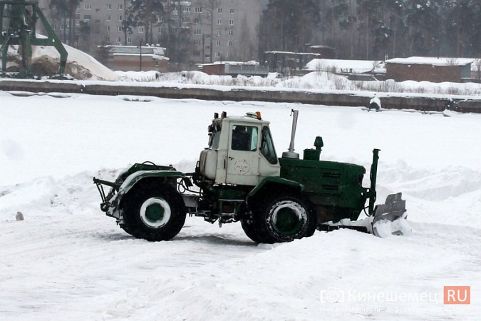После снегопада в Кинешме расчищают площадку для рыбалки на призы «Единой России» фото 2