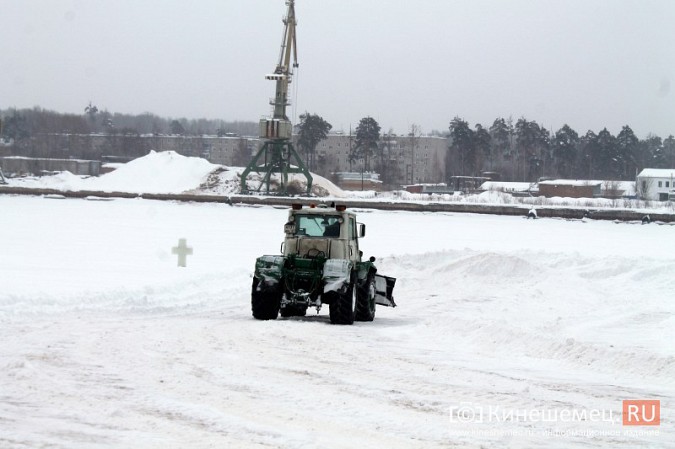 После снегопада в Кинешме расчищают площадку для рыбалки на призы «Единой России» фото 4