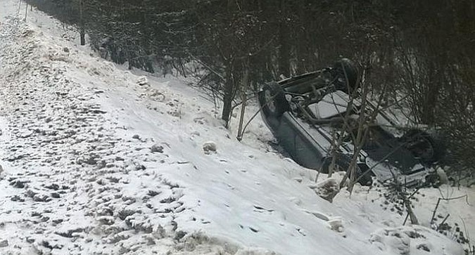 В Ивановской области водитель «Шевроле» при обгоне в снегопад опрокинул машину в кювет фото 2