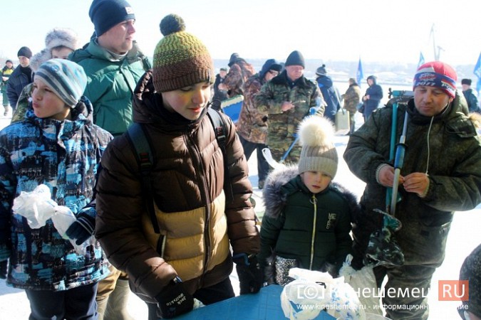Нижегородцы приняли участие в рыбной ловле на мормышку в Кинешме фото 42