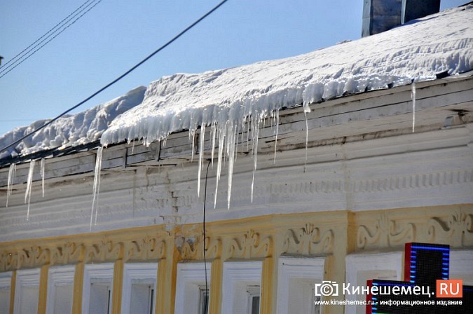 В Кинешме не считают нужным предупреждать горожан о ледяных глыбах на крышах фото 2