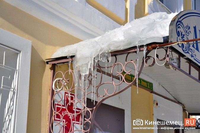 В Кинешме не считают нужным предупреждать горожан о ледяных глыбах на крышах фото 5