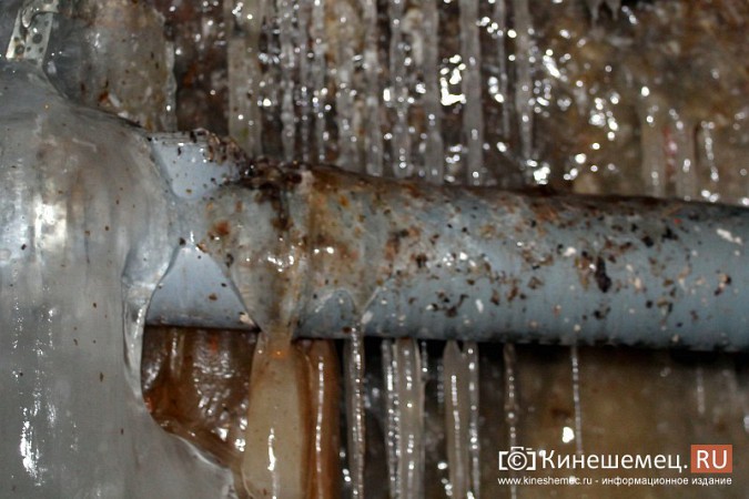 В Кинешме стекающая из канализации вода подмывает многоквартирный дом фото 31
