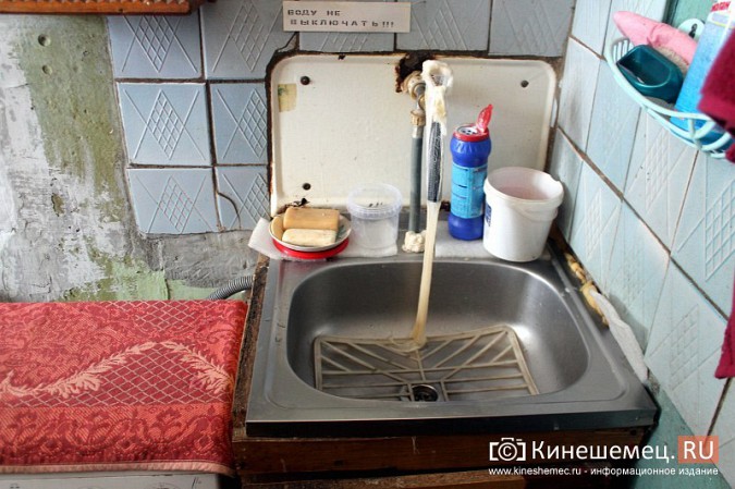 В Кинешме стекающая из канализации вода подмывает многоквартирный дом фото 38