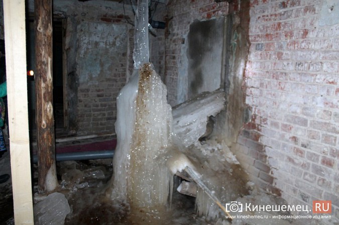 В Кинешме стекающая из канализации вода подмывает многоквартирный дом фото 10