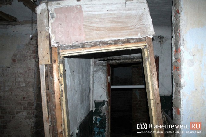 В Кинешме стекающая из канализации вода подмывает многоквартирный дом фото 13