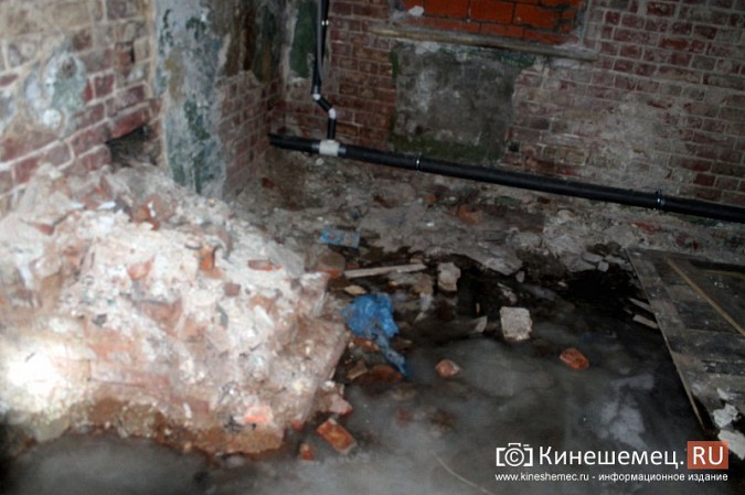 В Кинешме стекающая из канализации вода подмывает многоквартирный дом фото 32