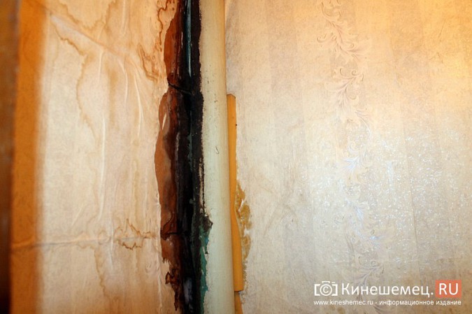 В Кинешме стекающая из канализации вода подмывает многоквартирный дом фото 37