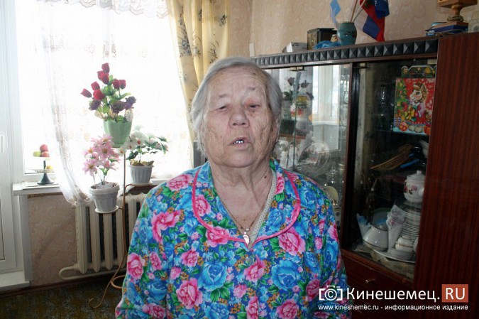 В Кинешме перенесшую инсульт старушку заставляют сбивать огромные сосульки фото 9