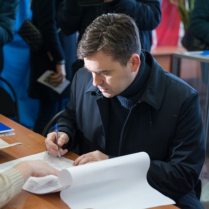 Станислав Воскресенский с супругой проголосовали в Иванове фото 3