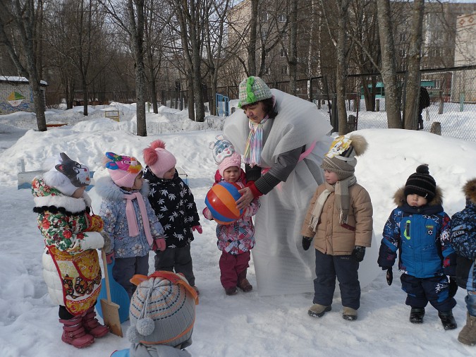 Дошколята в Кинешме играли со Снеговиком и Медведицей фото 9