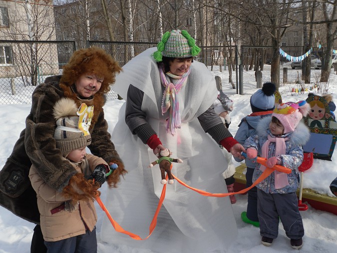 Дошколята в Кинешме играли со Снеговиком и Медведицей фото 2