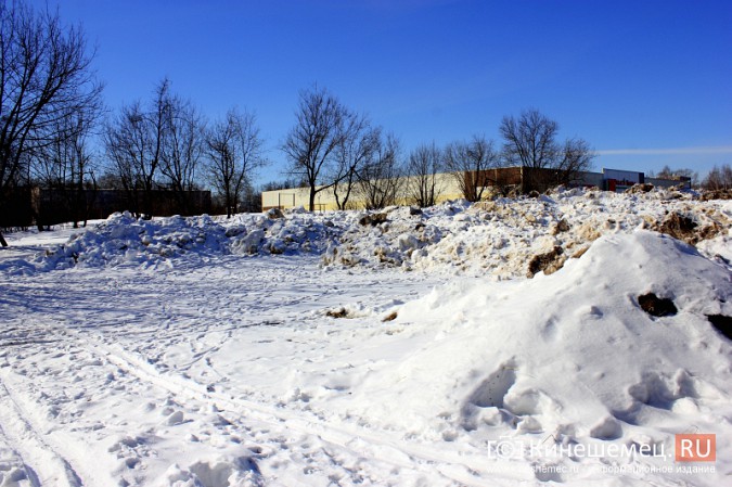 Рядом с крупнейшим торговым центром Кинешмы выросли горы грязного снега фото 4