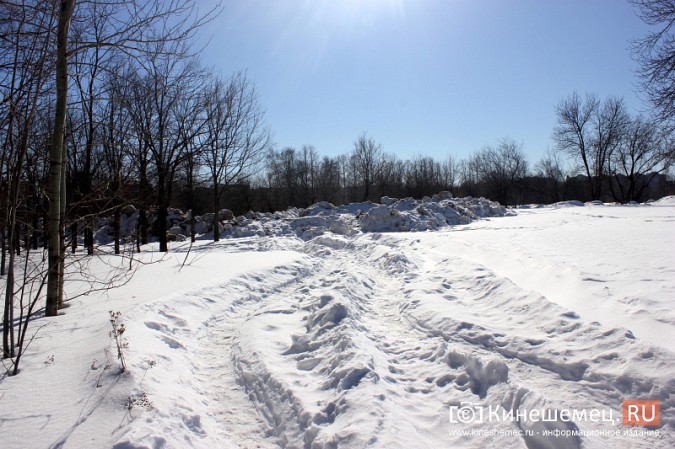 Рядом с крупнейшим торговым центром Кинешмы выросли горы грязного снега фото 8