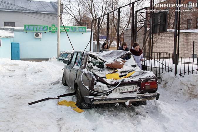 В центре Кинешмы сошедший с крыши снег раздавил машину службы такси фото 8