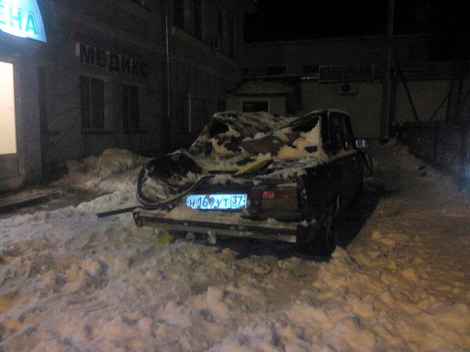 В центре Кинешмы сошедший с крыши снег раздавил машину службы такси фото 9