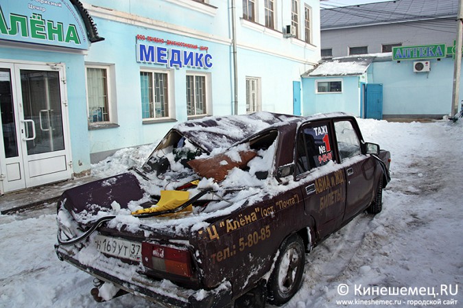 В центре Кинешмы сошедший с крыши снег раздавил машину службы такси фото 3
