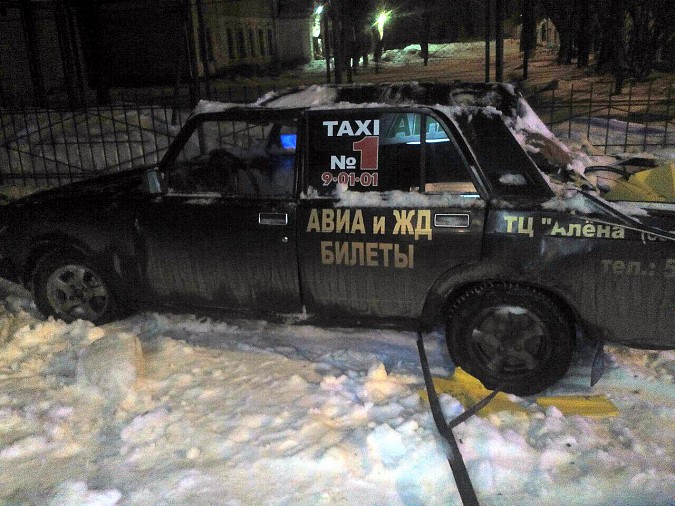 В центре Кинешмы сошедший с крыши снег раздавил машину службы такси фото 10