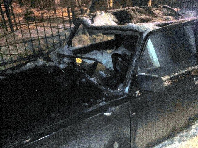 В центре Кинешмы сошедший с крыши снег раздавил машину службы такси фото 12