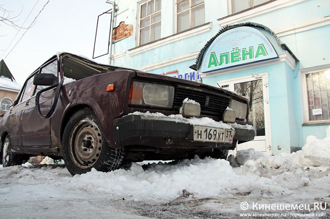 В центре Кинешмы сошедший с крыши снег раздавил машину службы такси фото 6