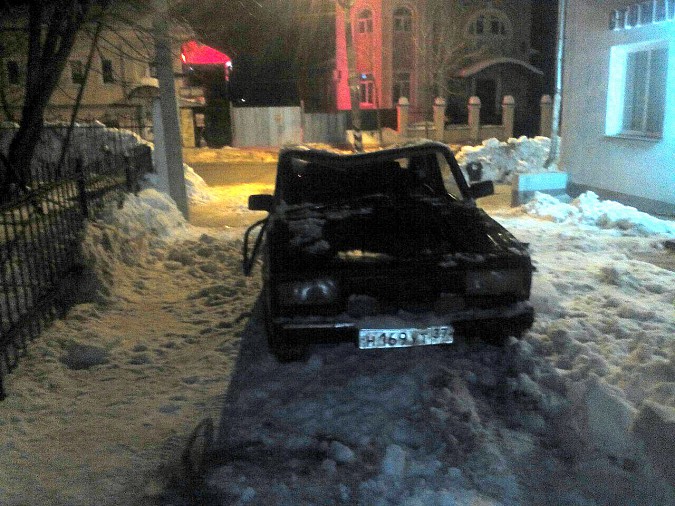 В центре Кинешмы сошедший с крыши снег раздавил машину службы такси фото 11