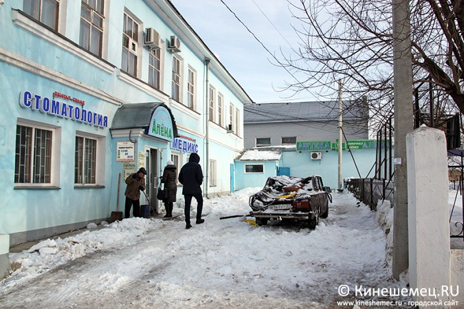 В центре Кинешмы сошедший с крыши снег раздавил машину службы такси фото 2