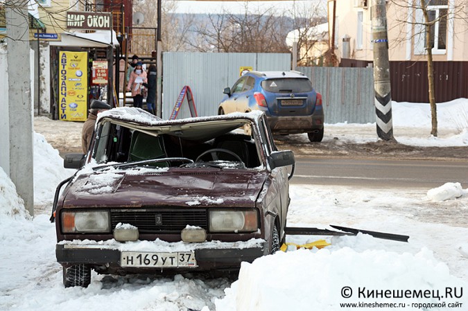 В центре Кинешмы сошедший с крыши снег раздавил машину службы такси фото 5