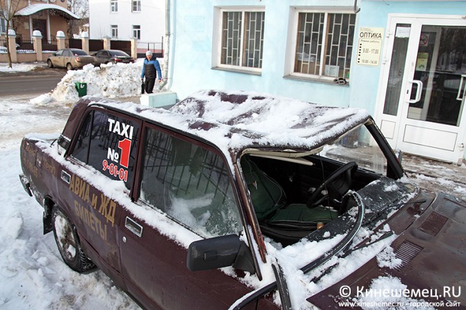 В центре Кинешмы сошедший с крыши снег раздавил машину службы такси фото 7
