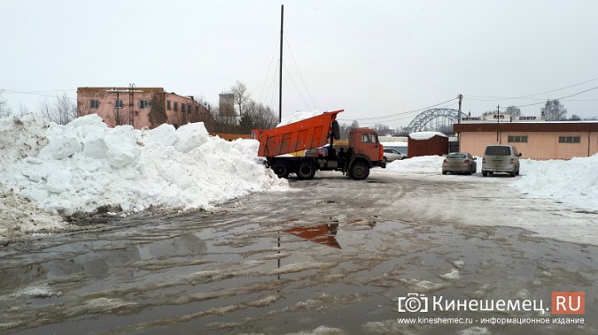 На центральном рынке Кинешмы организовали огромную свалку снега фото 3
