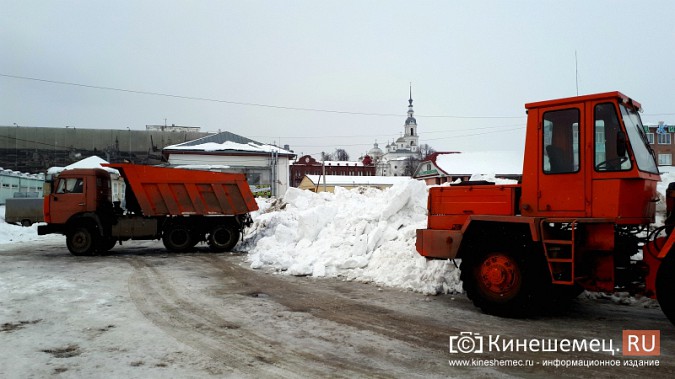 На центральном рынке Кинешмы организовали огромную свалку снега фото 7