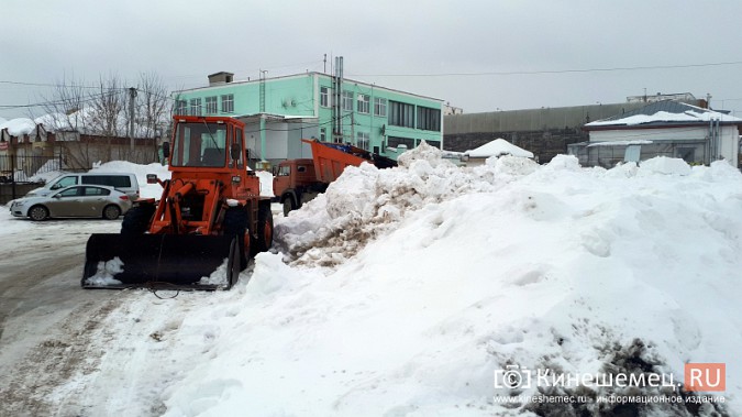 На центральном рынке Кинешмы организовали огромную свалку снега фото 6