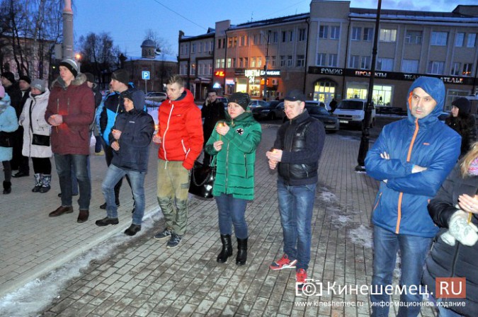 Жители Кинешмы несут на центральную площадь цветы и игрушки в память о трагедии в Кемерове фото 11