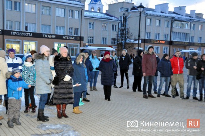 Жители Кинешмы несут на центральную площадь цветы и игрушки в память о трагедии в Кемерове фото 7