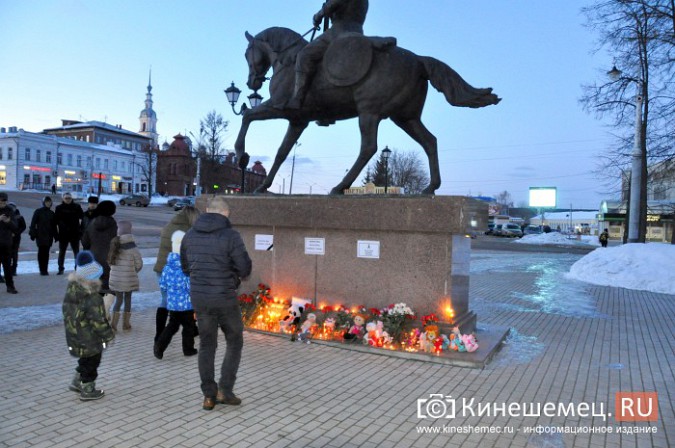 Жители Кинешмы несут на центральную площадь цветы и игрушки в память о трагедии в Кемерове фото 9