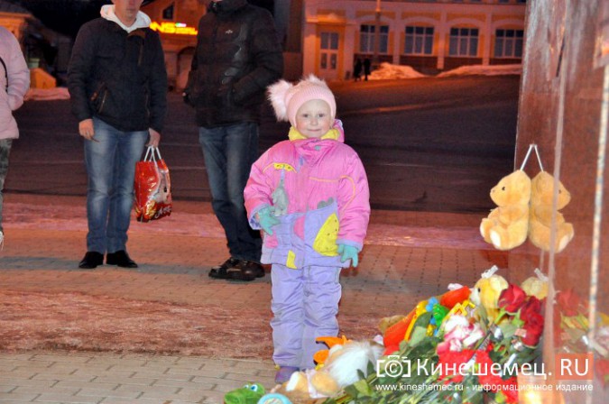 Жители Кинешмы несут на центральную площадь цветы и игрушки в память о трагедии в Кемерове фото 17