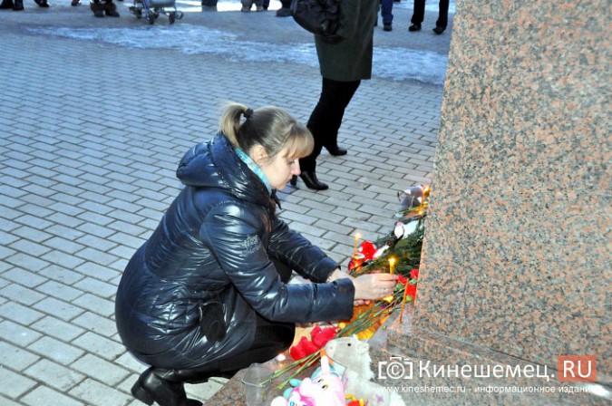 Жители Кинешмы несут на центральную площадь цветы и игрушки в память о трагедии в Кемерове фото 5