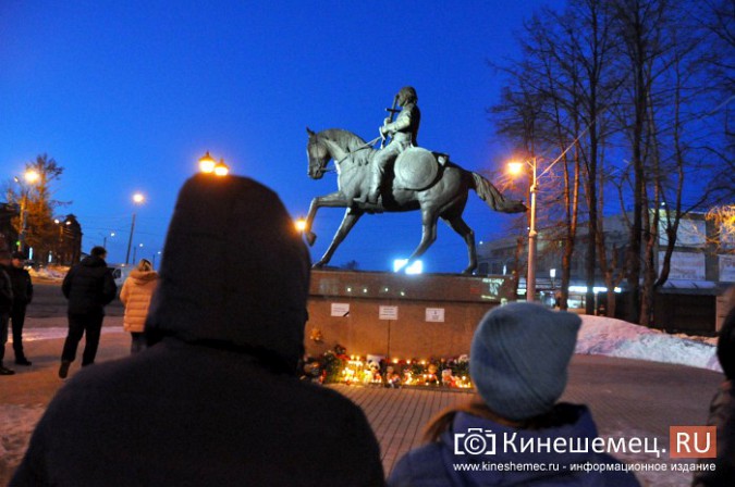 Жители Кинешмы несут на центральную площадь цветы и игрушки в память о трагедии в Кемерове фото 18