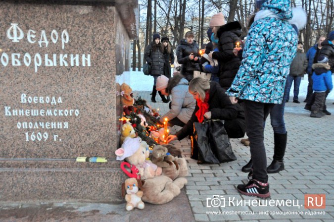Жители Кинешмы несут на центральную площадь цветы и игрушки в память о трагедии в Кемерове фото 2