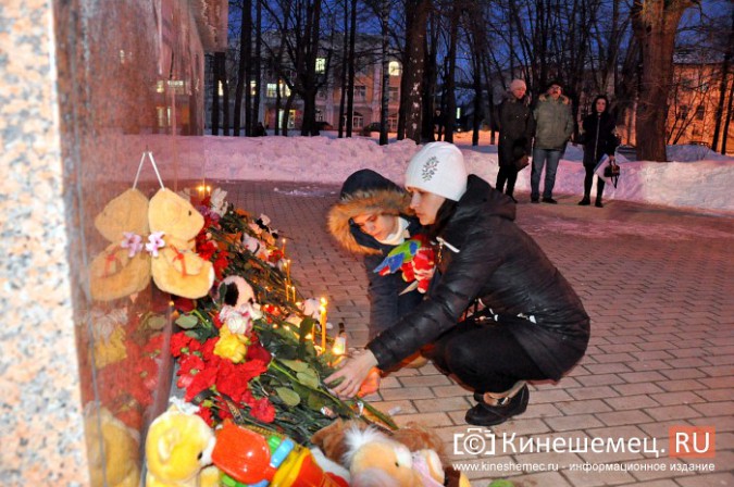 Жители Кинешмы несут на центральную площадь цветы и игрушки в память о трагедии в Кемерове фото 15