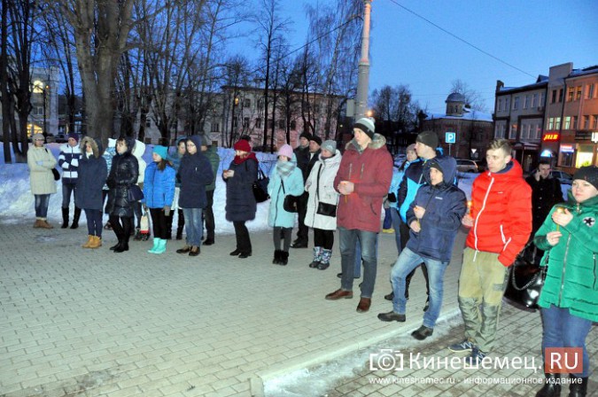 Жители Кинешмы несут на центральную площадь цветы и игрушки в память о трагедии в Кемерове фото 12