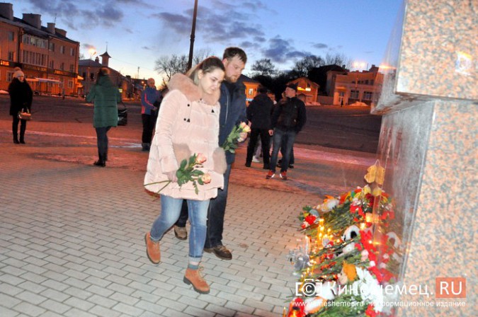 Жители Кинешмы несут на центральную площадь цветы и игрушки в память о трагедии в Кемерове фото 16