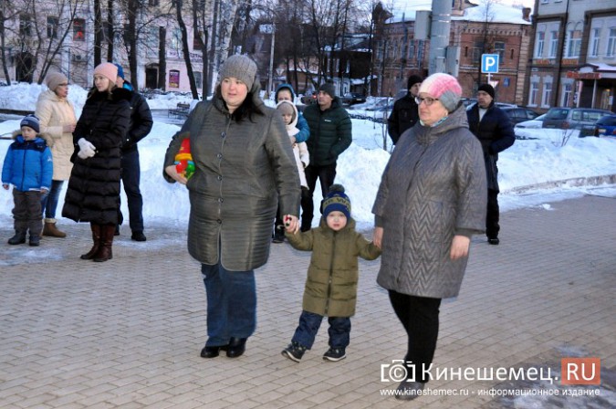 Жители Кинешмы несут на центральную площадь цветы и игрушки в память о трагедии в Кемерове фото 3