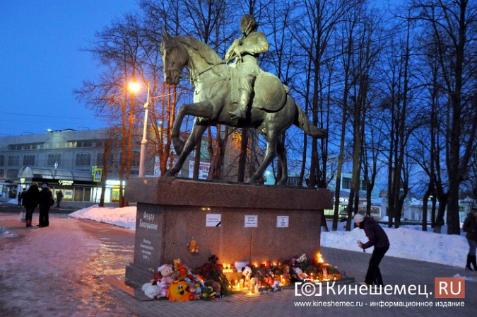 Жители Кинешмы несут на центральную площадь цветы и игрушки в память о трагедии в Кемерове фото 13
