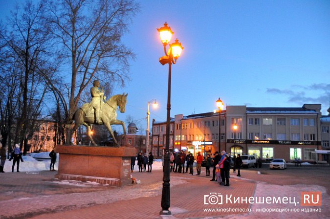 Жители Кинешмы несут на центральную площадь цветы и игрушки в память о трагедии в Кемерове фото 14