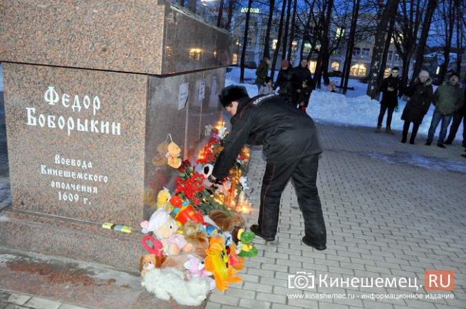 Жители Кинешмы несут на центральную площадь цветы и игрушки в память о трагедии в Кемерове фото 10